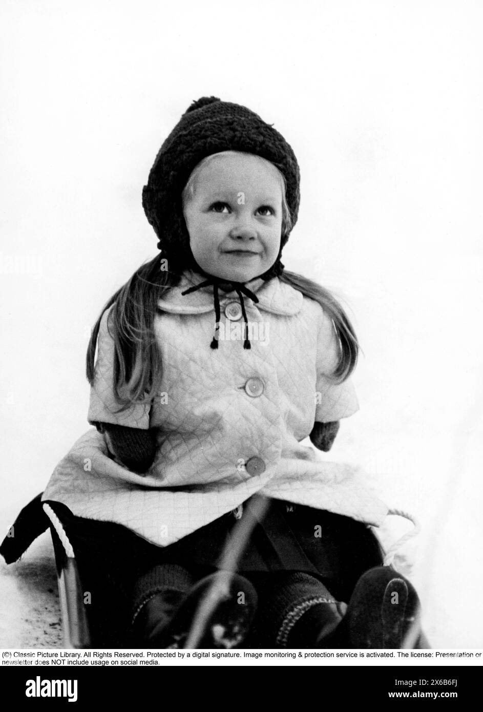 Thalidomid-Skandal. Ende 1950s und Anfang 1960s führte die Verwendung von Thalidomid in 46 Ländern durch Frauen, die schwanger waren oder später schwanger wurden, zu der „größten von Menschen verursachten medizinischen Katastrophe aller Zeiten“, die zu mehr als 10.000 Kindern führte, die mit einer Reihe von schweren Missbildungen, wie z. B. Phokomelien, geboren wurden. Sowie Tausende von Fehlgeburten. Thalidomid wurde 1956 eingeführt und vom deutschen Pharmaunternehmen Chemie Grünenthal unter dem Handelsnamen Contergan als Medikament gegen Angst, Schlafstörungen, „Spannungen“ und Morgendelikes aggressiv vermarktet. Es war Intro Stockfoto