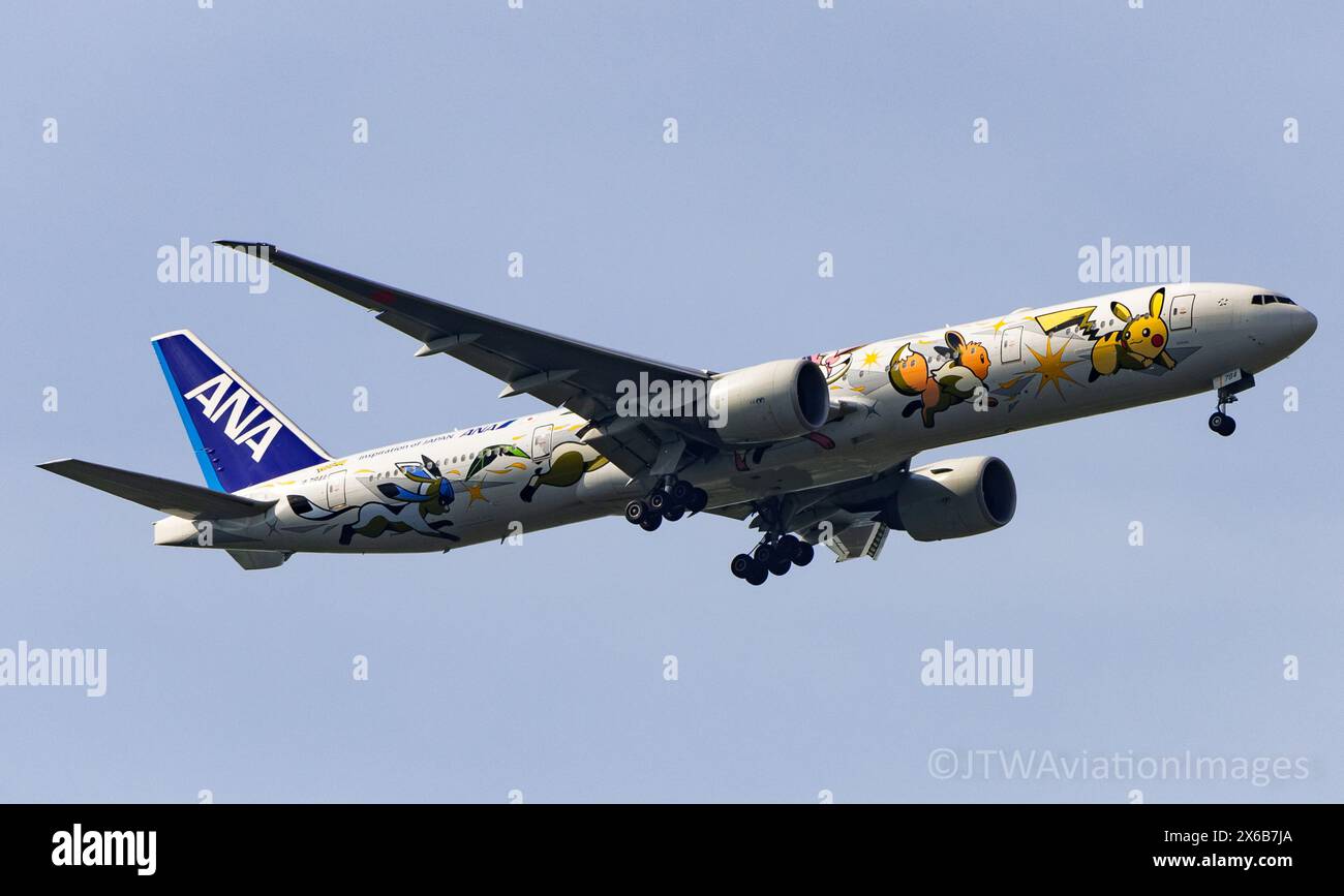 Eine ANA Boeing 777-381(er), Kennzeichen JA784A, verziert in der Pokemon-Lackierung, Hände am Flughafen London Heathrow. Credit JTW Aviation Images / Alamy. Stockfoto