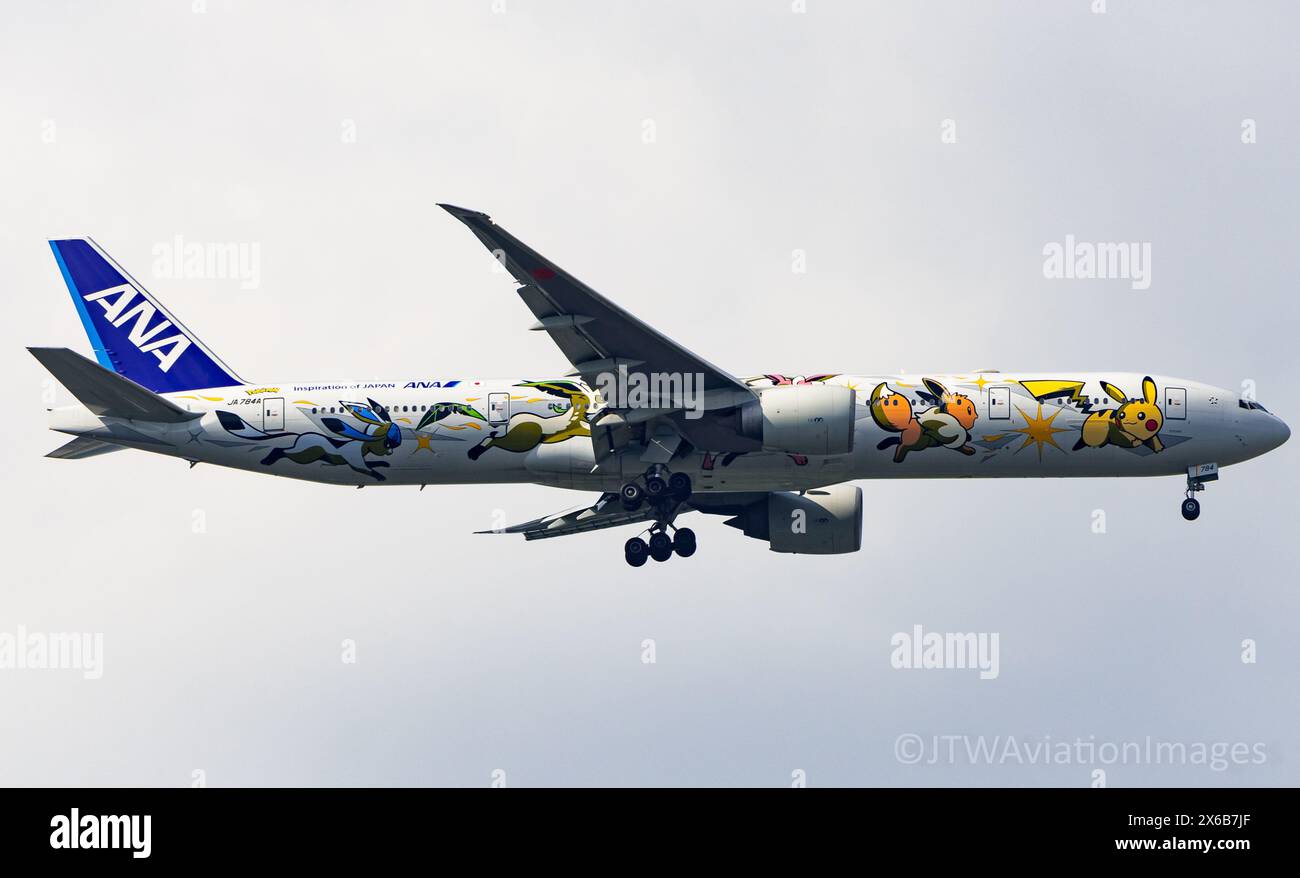 Eine ANA Boeing 777-381(er), Kennzeichen JA784A, verziert in der Pokemon-Lackierung, Hände am Flughafen London Heathrow. Credit JTW Aviation Images / Alamy. Stockfoto
