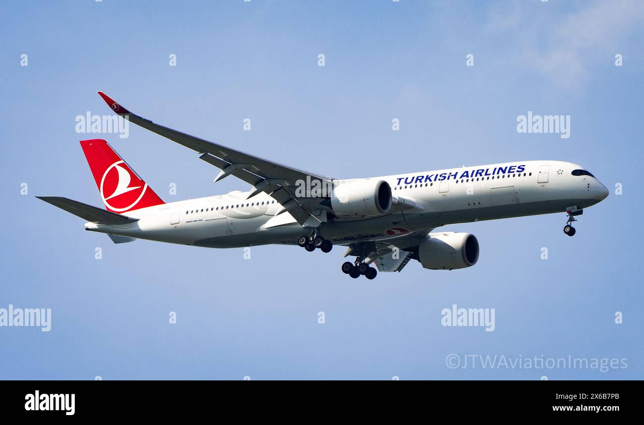 Ein Turkish Airlines Airbus A350-941 mit der Registrierung TC-LGG landet am Flughafen London Heathrow und fliegt von Istanbul an. Credit JTW Aviation Images / Alamy. Stockfoto