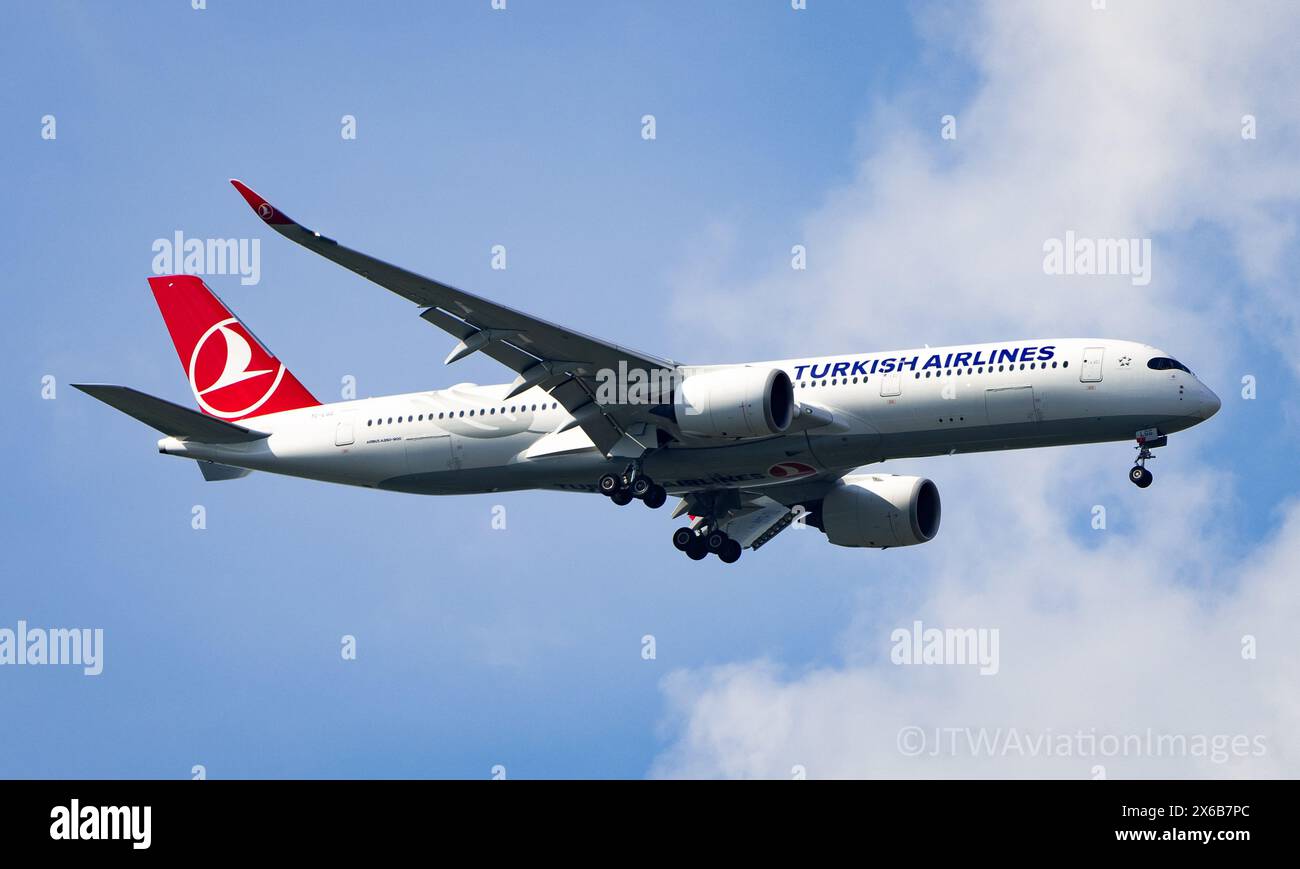 Ein Turkish Airlines Airbus A350-941 mit der Registrierung TC-LGG landet am Flughafen London Heathrow und fliegt von Istanbul an. Credit JTW Aviation Images / Alamy. Stockfoto