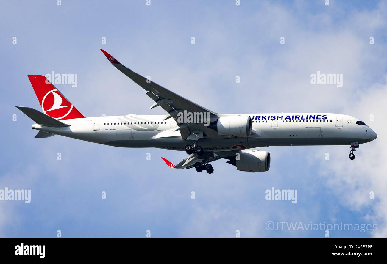 Ein Turkish Airlines Airbus A350-941 mit der Registrierung TC-LGG landet am Flughafen London Heathrow und fliegt von Istanbul an. Credit JTW Aviation Images / Alamy. Stockfoto