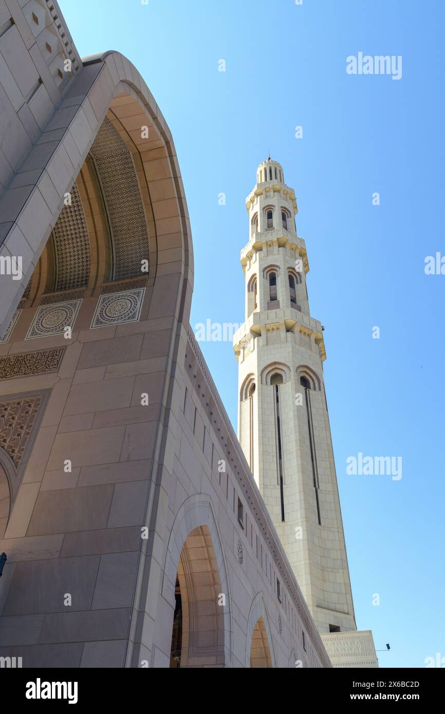 Ein faszinierender Blick auf die komplexen architektonischen Details einer Moschee, die die Pracht und Eleganz des islamischen Designs zeigt. Stockfoto