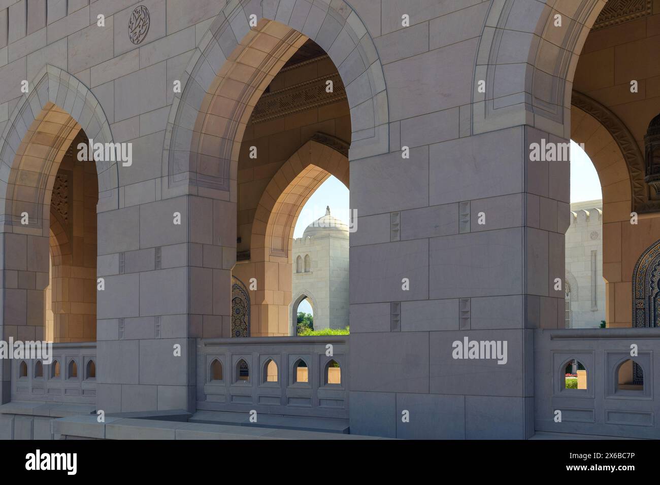 Die ruhige Schönheit einer Moschee, die durch die komplizierten Designs und majestätischen Bögen erfasst wird, die Geschichten von architektonischer Pracht erzählen. Stockfoto