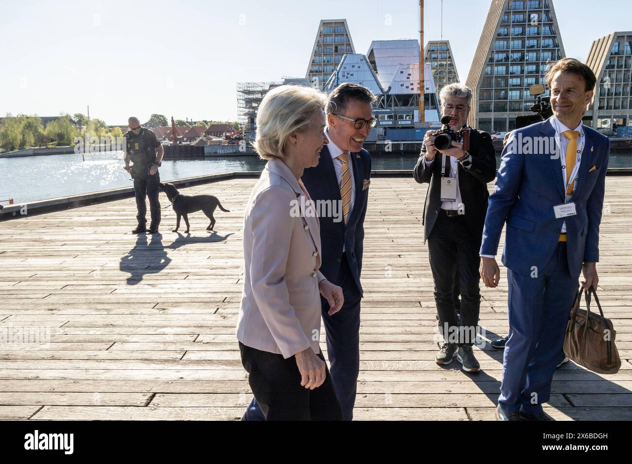 Anders Fogh Rasmussen zusammen mit Ursula von der Leyen EVP-Kandidat für das Amt des Präsidenten der Europäischen Kommission bei Ankunft beim Kopenhagener Demokratiegipfel in Skuespilhuset in Kopenhagen, Dänemark, Dienstag, 14. Mai 2024 Kopenhagen Skuespilhuset Dänemark Copyright: XKristianxTuxenxLadegaardxBergx 2E6A6845 Stockfoto