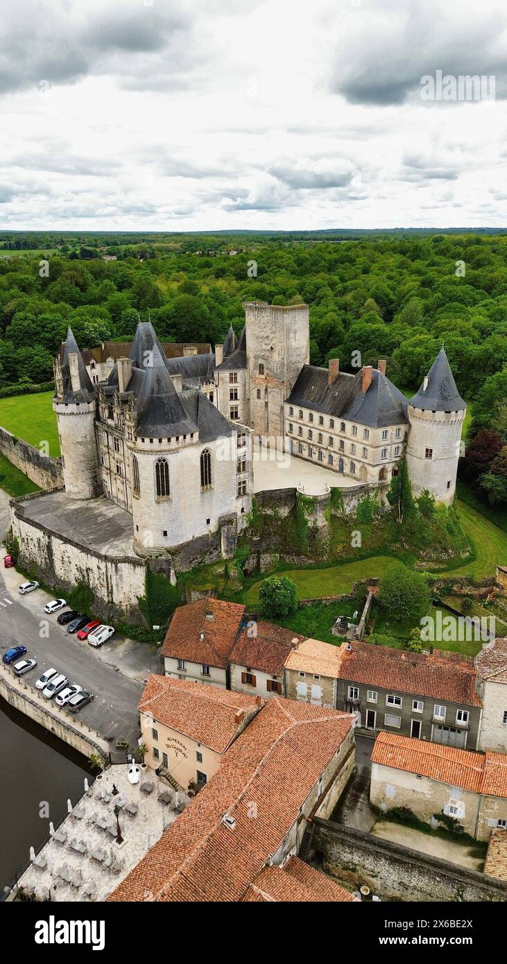 Drohnenfoto La Rochefoucauld Castle Frankreich Europa Stockfoto