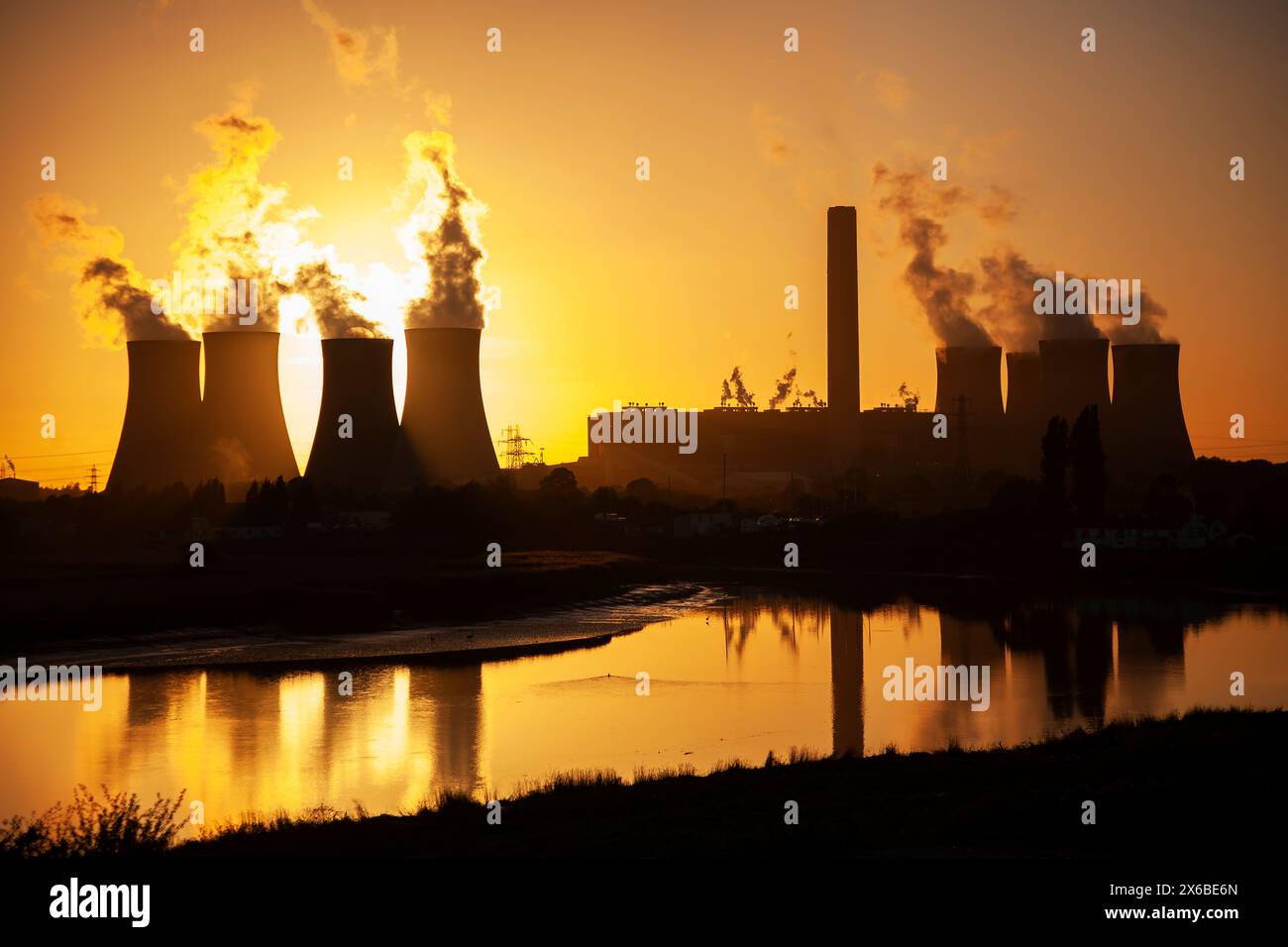 Fiddlers Ferry Power Station (heute teilweise abgerissen, soll bis 2025 vollständig abgerissen werden), nahe Warrington, Cheshire, England, Vereinigtes Königreich, Europa Stockfoto