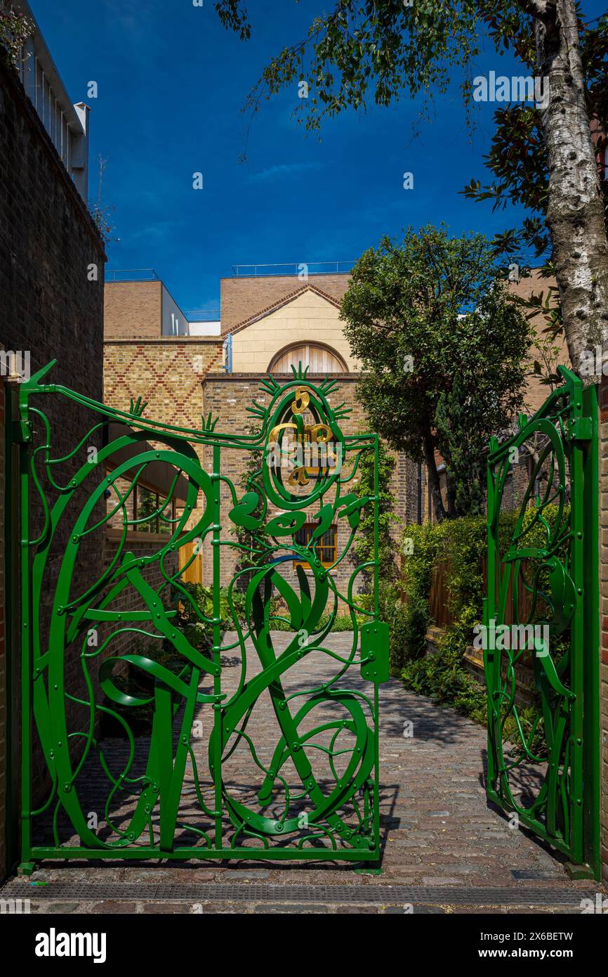 Das Gilbert & George Centre in der 5a Heneage St, London an der Brick Lane. Eröffnung 2023. Ausstellung für die Kunst von Gilbert und George, die vor Ort leben. Stockfoto