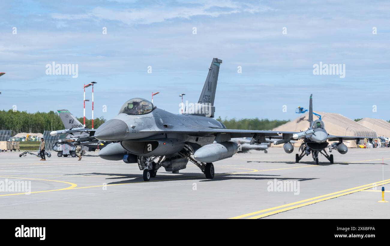 F-16 der US Air Force im Kampf gegen Falken vom 31. Kampfflugzeug, Aviano Air Base, Italien, Taxi auf der Fluglinie am Šiauliai Air Base, Litauen, für Stockfoto