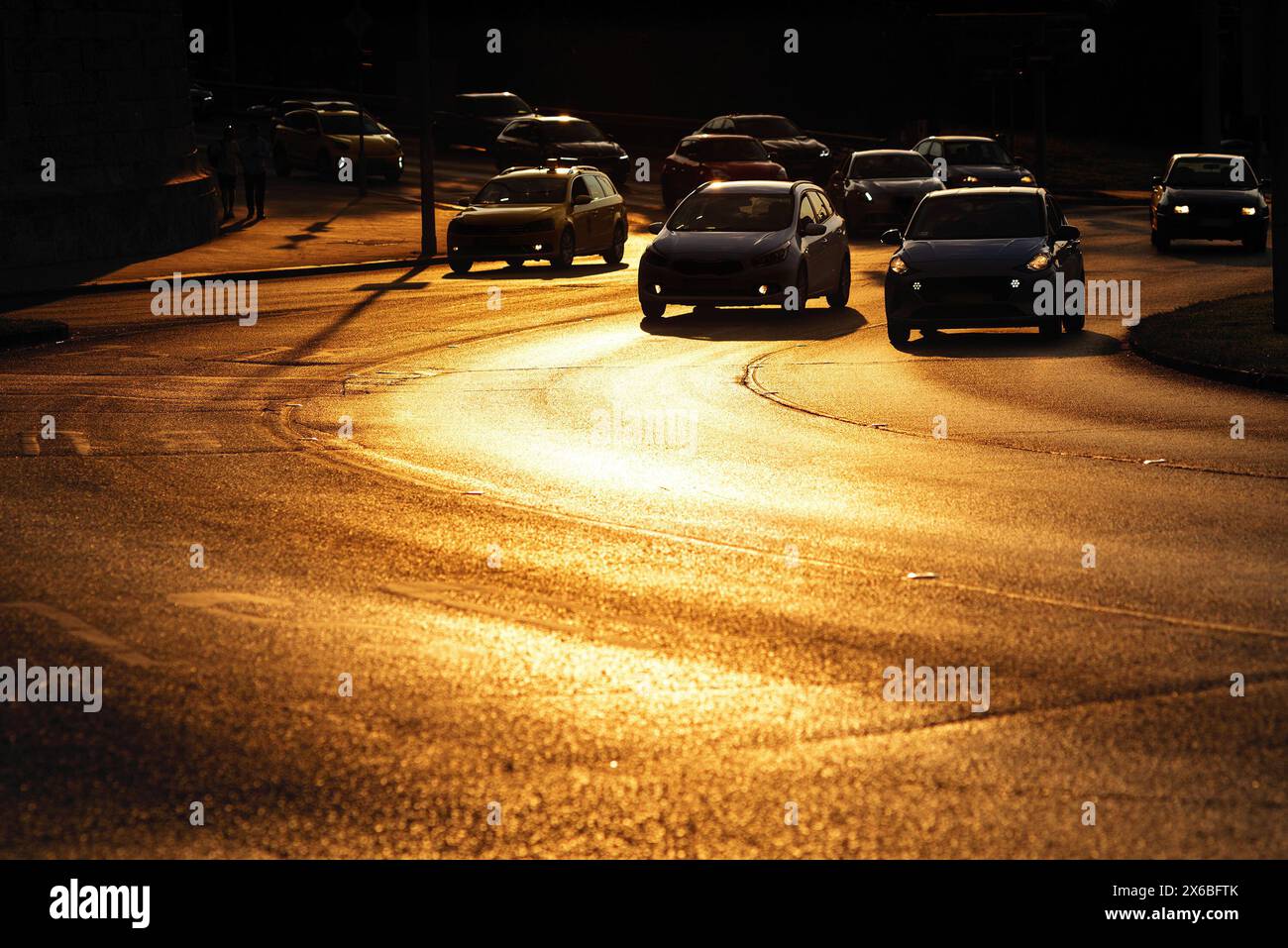 Viele Autos auf der Straße biegen ab Stockfoto