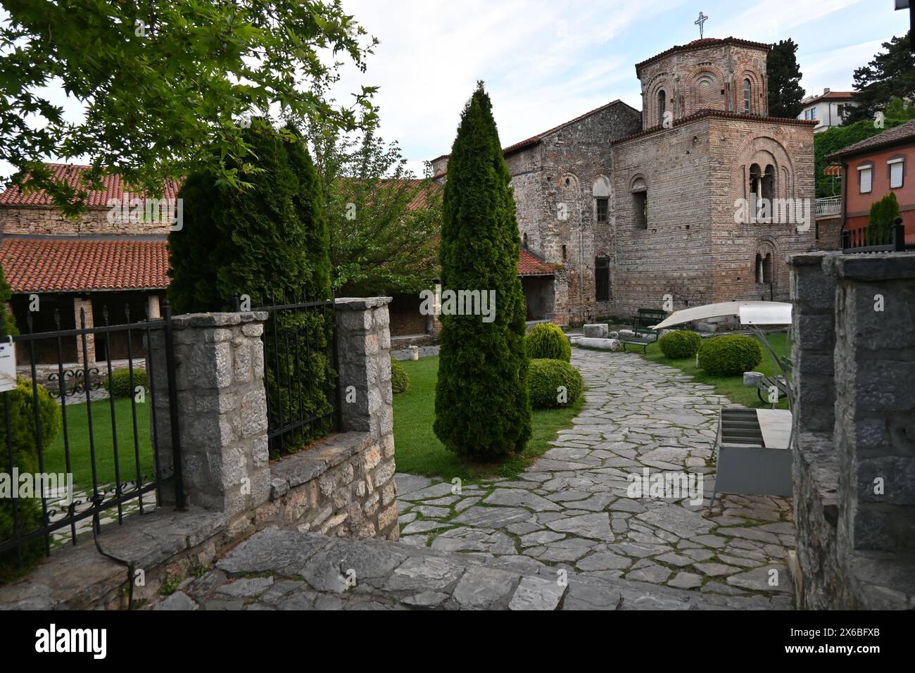 Nordmakedonien, Ohrid, Statuen und Sophienkirche Stockfoto