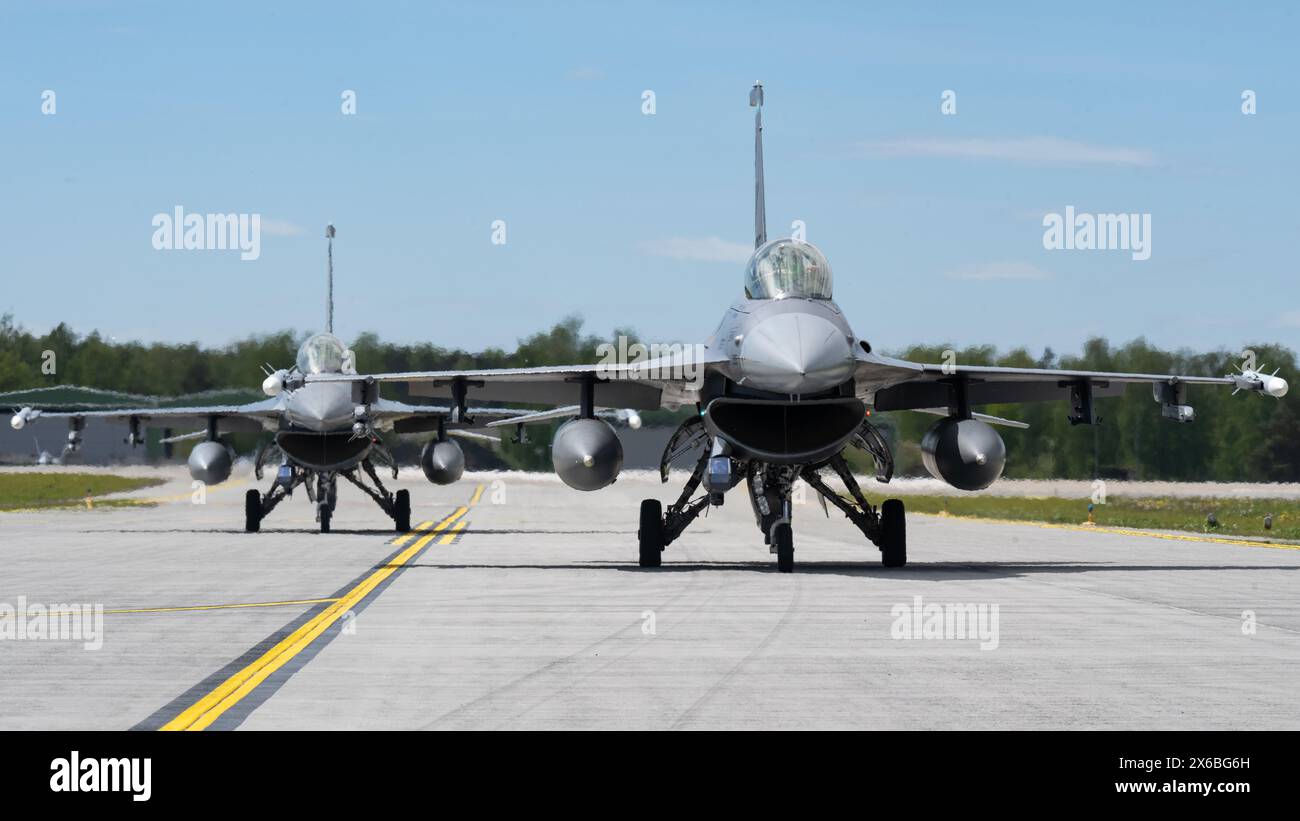 F-16 der US Air Force im Kampf gegen Falken vom 31. Kampfflugzeug, Aviano Air Base, Italien, Taxi auf der Fluglinie, um Hot-Pit-Tanks bei Šiauliai Air zu tanken Stockfoto