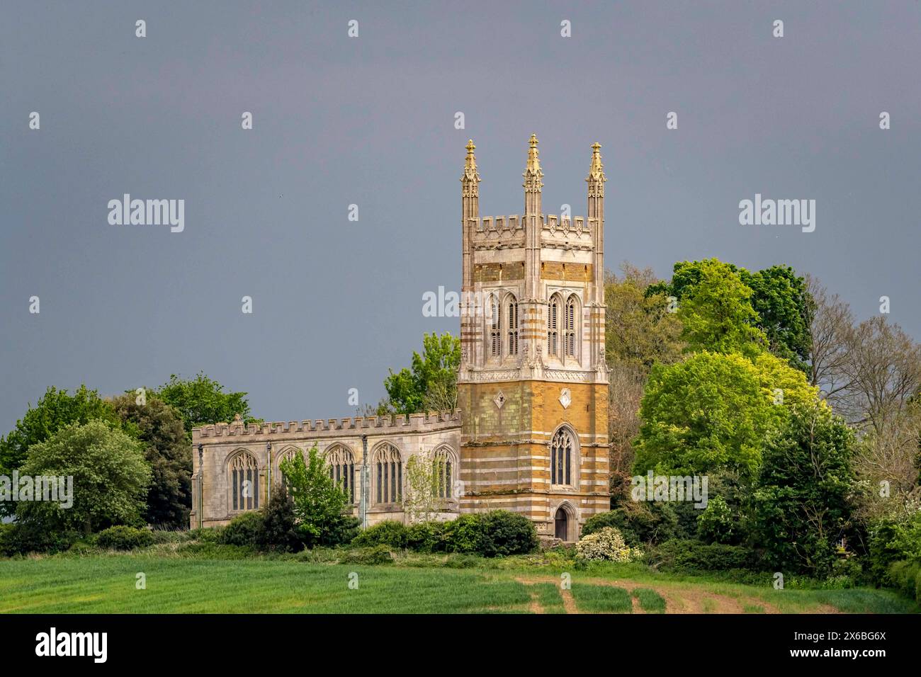 Die Kirche St. MARY THE VIRGIN steht auf dem Combe Hill, oberhalb des Dorfes Whiston, Northamptonshire, England Stockfoto