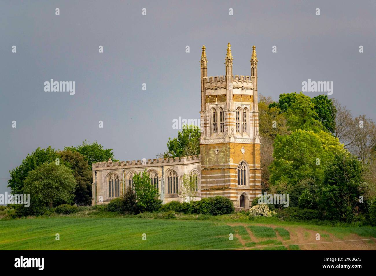 Die Kirche St. MARY THE VIRGIN steht auf dem Combe Hill, oberhalb des Dorfes Whiston, Northamptonshire, England Stockfoto