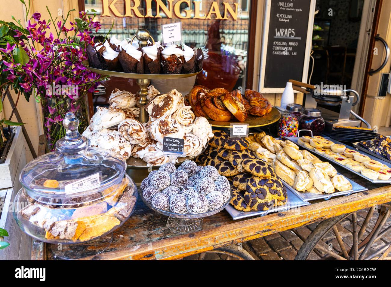 Kuchen und Gebäck vor dem Cafe Kringlan auf Haga Nygata, Haga, Göteborg, Schweden Stockfoto