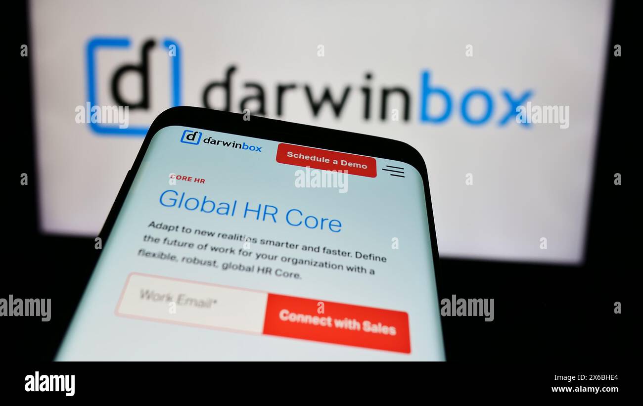 Mobiltelefon mit Website des indischen Unternehmens Darwinbox Digital Solutions Pvt. Ltd. Vor dem Firmenlogo. Fokussieren Sie sich oben links auf der Telefonanzeige. Stockfoto