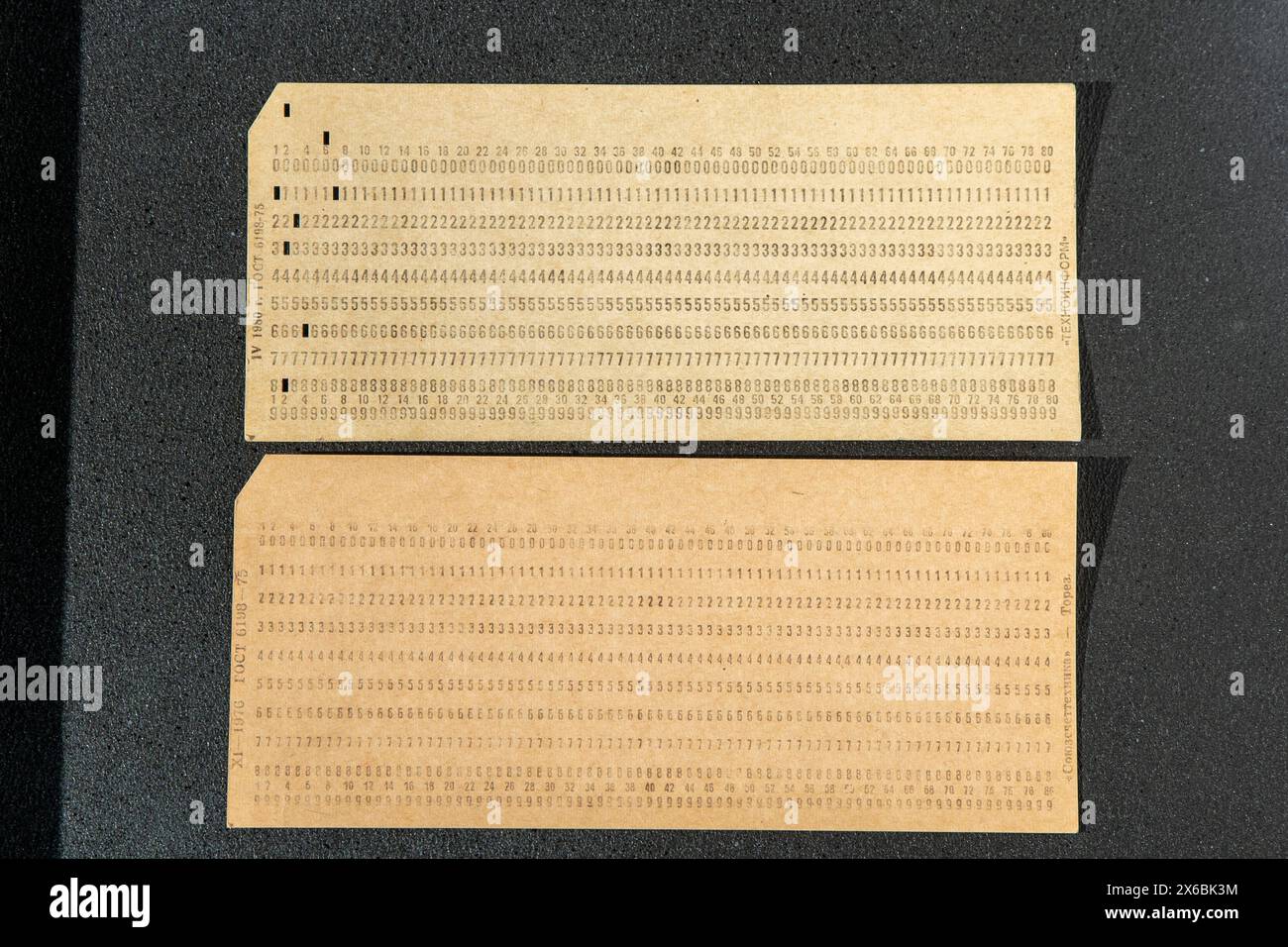 Die Lochkarte ist ein Speichermedium. Perforierte Pappe, Papier mit Löchern zur Automatisierung von Informationen, wurde in den ersten alten Computern verwendet. Ukraine, Torez - UM 1970. Stockfoto Die Lochkarte ist ein Speichermedium. Perforierte Pappe, Papier mit Löchern zur Automatisierung von Informationen, wurde in den ersten alten Computern verwendet. Ukraine, Torez - UM 1970. Stockfoto