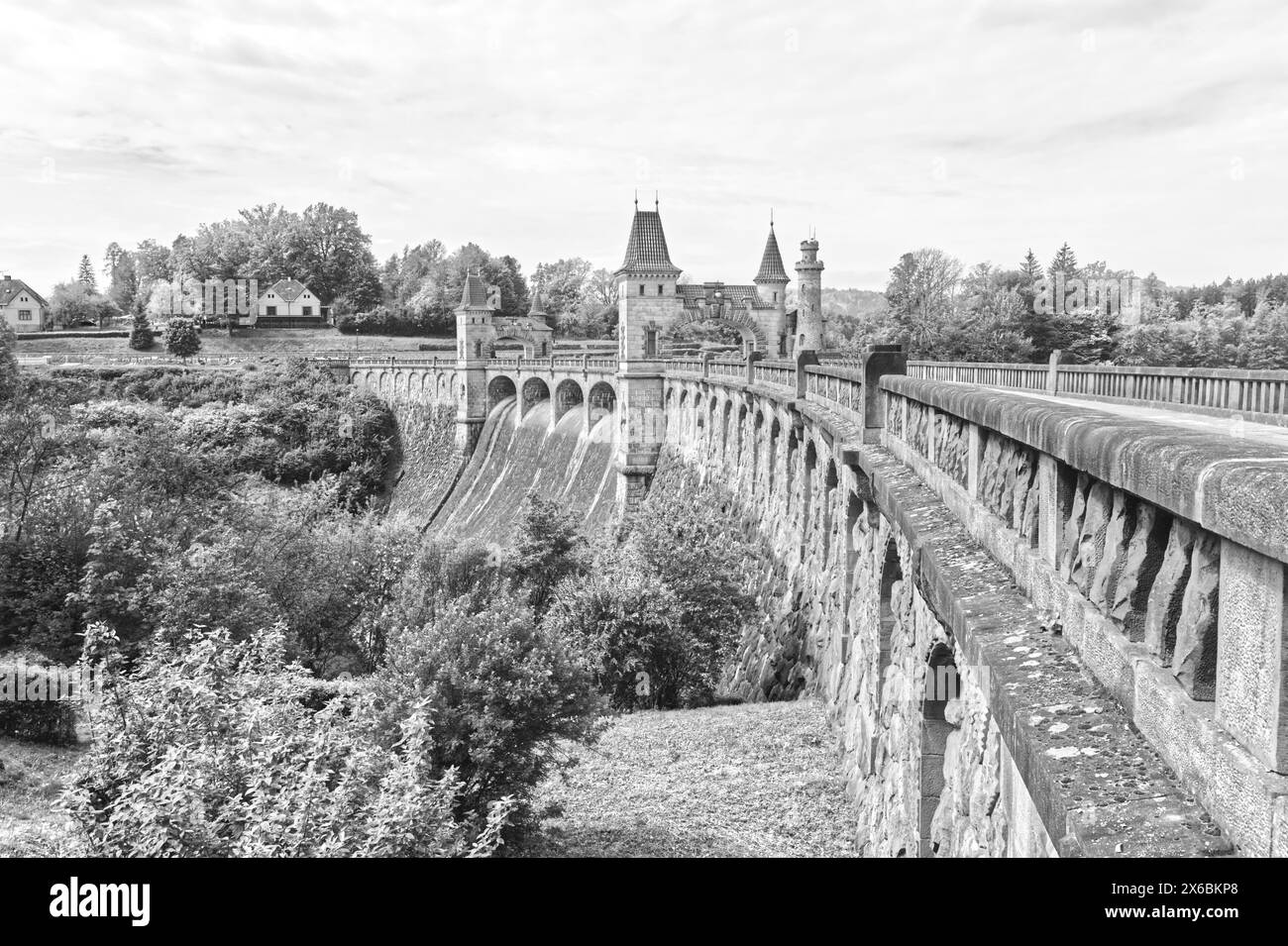 Historischer Damm in der Tschechischen Republik, Europa, mit Türmen, die Forest Kingdomi n schwarz-weiß genannt werden Stockfoto