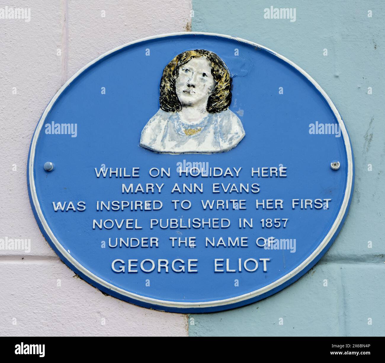 Blaue Gedenktafel zum Gedenken an Mary Ann Evans, die unter dem Namen George Eliot, Tenby, Pembrokeshire, Wales, Großbritannien schrieb Stockfoto