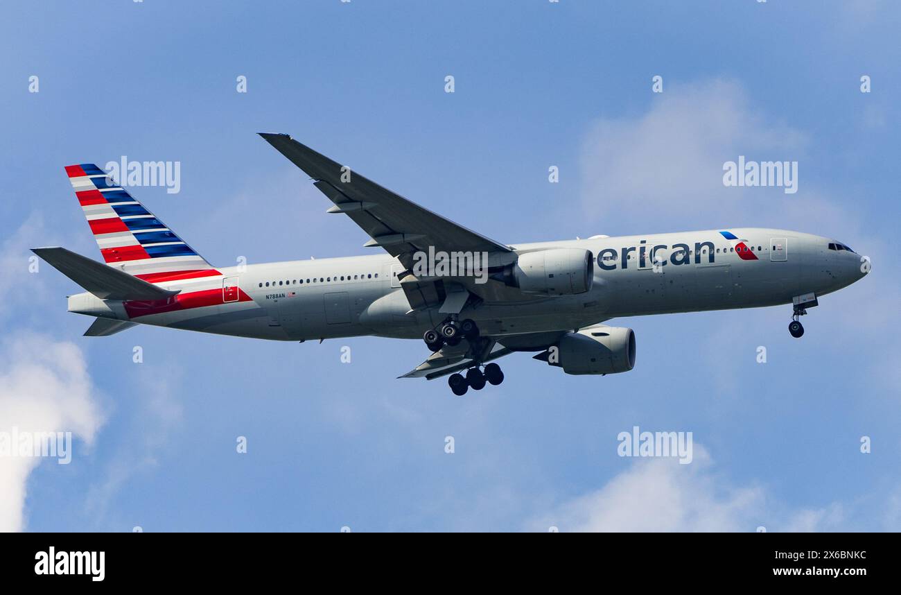 Eine Boeing 777-223(er) der American Airlines mit der Registrierung N788AN landet in lhr und fliegt von Los Angeles (LAX) an. Credit JTW Aviation Images / Alamy. Stockfoto