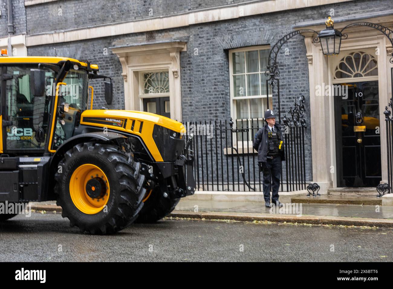 London, Großbritannien. Mai 2024. Ein Traktor außerhalb der 10 Downing Street London, als Prt der Farm zum Folk Summit in 10 Downing Street Credit: Ian Davidson/Alamy Live News Stockfoto