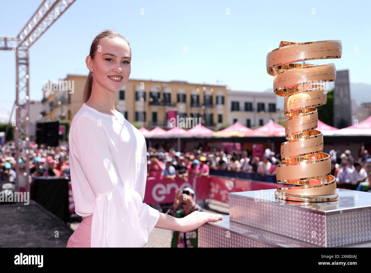 Die Trophäe vor dem Start der 10. Etappe des Giro d'Italia von Pompeji nach Cusano Mutri (Bocca della Selva) Italien , Dienstag, 14. Mai 2024 - Sport, Radfahren (Foto: Massimo Paolone / Lapresse) Stockfoto