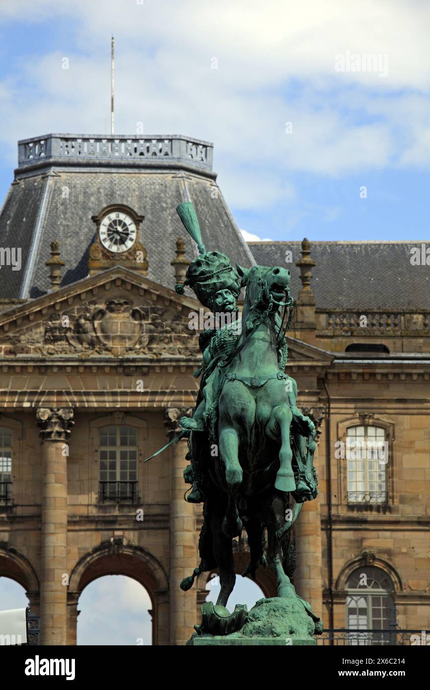 Schloss Luneville, bekannt als „Le Versailles Lorrain“. Tür und Skulptur von Antoine Charles Louis de Lasalle. Luneville, Lothringen, Frankreich Stockfoto