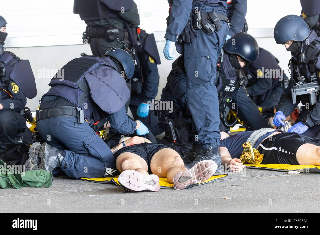 Anti-Terror-Übung der Polizei Baden-Württemberg im Fußballstadion. Im Vorfeld der Fußball-EM Proben 1200 Polizistinnen und Polizisten den Ernstfall. Szenario war ein Messerstecker auf der Tribüne der MHP-Arena, dem Stadion des VfB Stuttgart, das zugleich Austragungsort von fünf EM-Spielen ist. Nach der Erstversorgung durch die Polizei wurde auch die Übergabe der Verletzten an Rettungsdienste und Feuerwehr geprobt. // 14.05.2024: Stuttgart, Baden-Württemberg, Deutschland *** Anti-Terror-Übung der Polizei Baden Württemberg in einem Fußballstadion im Vorfeld der Fußball-Europameisterschaft, 1, Stockfoto