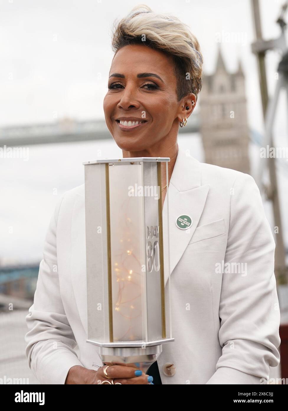 Dame Kelly Holmes hält die Fackel of Commonwealth war Graves Commission (CWGC) während eines Empfangs im HMS Belfast Museum in London, um die Roadshow Lighting This Legacy Fackel vor dem 80. Jahrestag der Landung des D-Day zu eröffnen. Bilddatum: Dienstag, 14. Mai 2024. Stockfoto