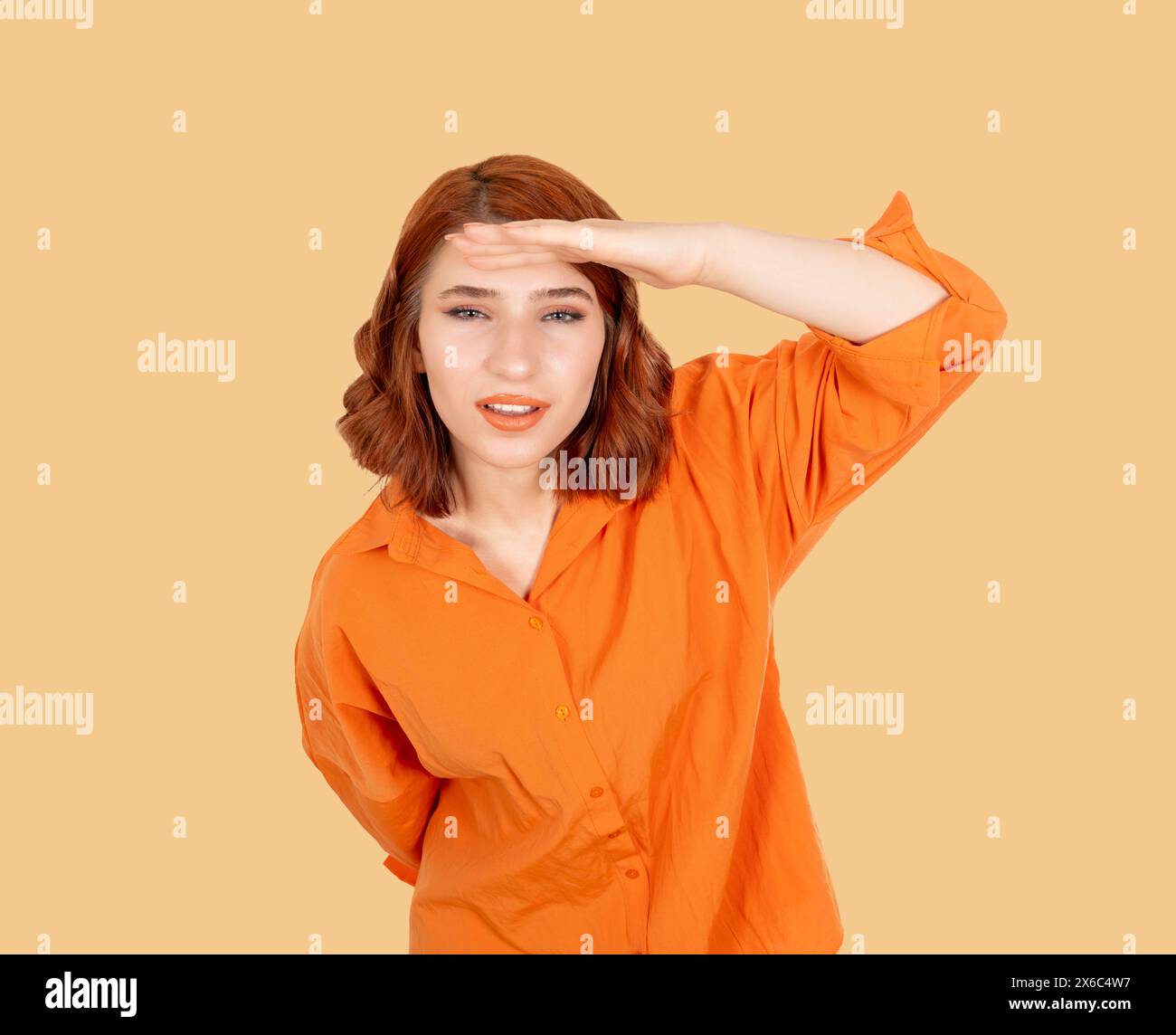 Stilvolle schöne weiße rote bob-Haar-Frau, die weit weg blickt. Die Hand über den Augen halten. Blick in die Distanz. Wird erwartet, wird gesucht. Stockfoto