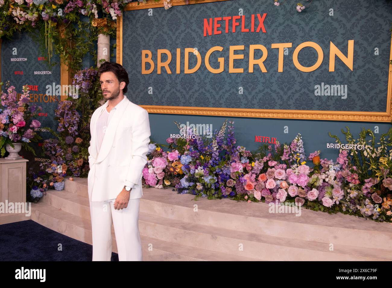 New York, New York, USA. Mai 2024. (NEU) Netflix's „Bridgerton“-Weltpremiere in der dritten Staffel. 13. Mai 2024, New York, New York, USA: Jonathan Bailey nimmt am 13. Mai 2024 in New York City an Netflix's ''Bridgerton''-Weltpremiere in NYC Teil. (Foto: M10s/TheNews2) (Foto: M10s/Thenews2/Zumapress) (Bild: © Ron Adar/TheNEWS2 Via ZUMA Press Wire) NUR ZUR REDAKTIONELLEN VERWENDUNG! Nicht für kommerzielle ZWECKE! Stockfoto