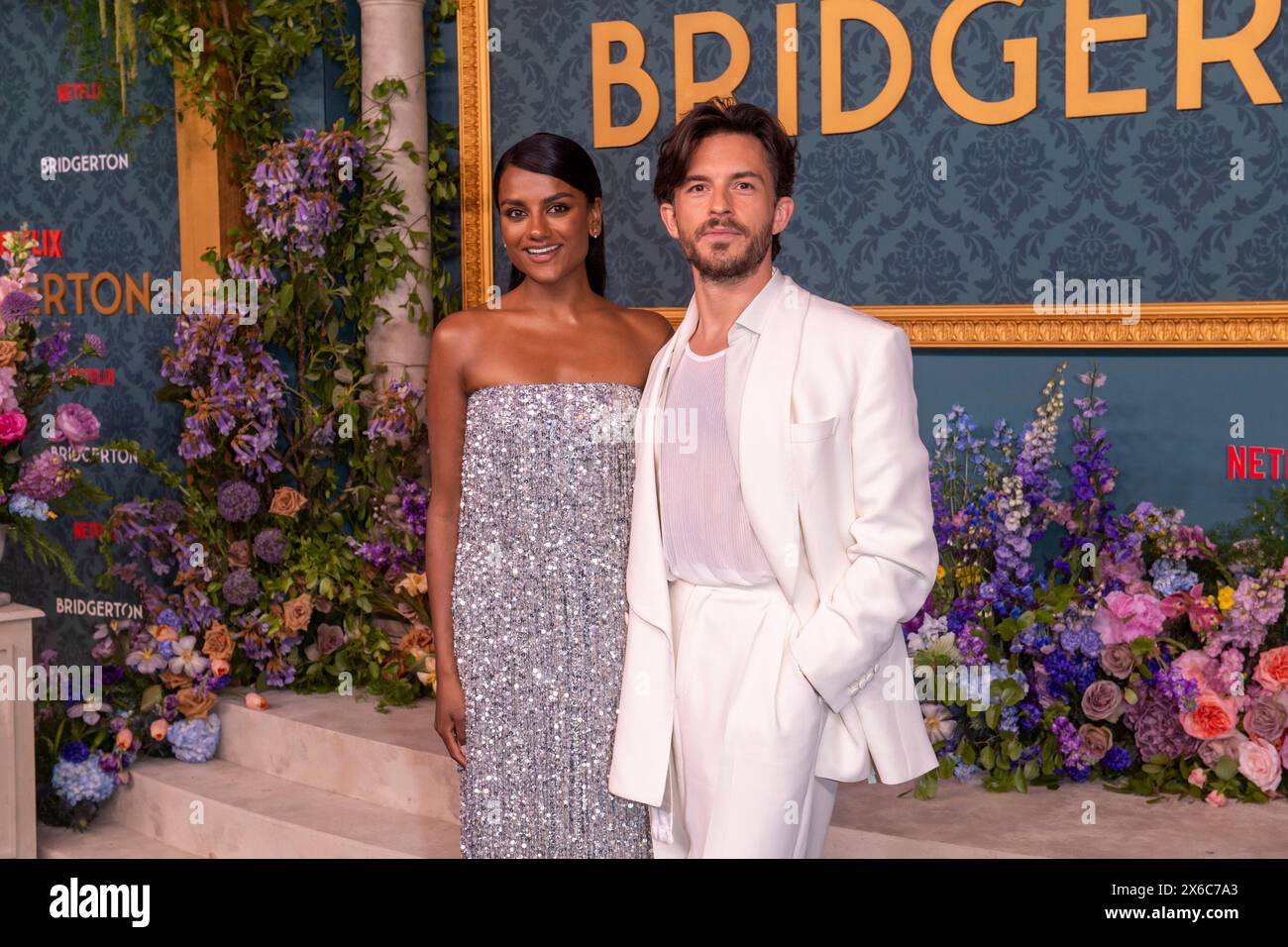 New York, New York, USA. Mai 2024. (NEU) Netflix's „Bridgerton“-Weltpremiere in der dritten Staffel. 13. Mai 2024, New York, New York, USA: (L-R) Simone Ashley und Jonathan Bailey nehmen am 13. Mai 2024 in New York City an Netflix’s „Bridgerton“-Weltpremiere in NYC Teil. (Foto: M10s/TheNews2) (Foto: M10s/Thenews2/Zumapress) (Bild: © Ron Adar/TheNEWS2 Via ZUMA Press Wire) NUR ZUR REDAKTIONELLEN VERWENDUNG! Nicht für kommerzielle ZWECKE! Stockfoto