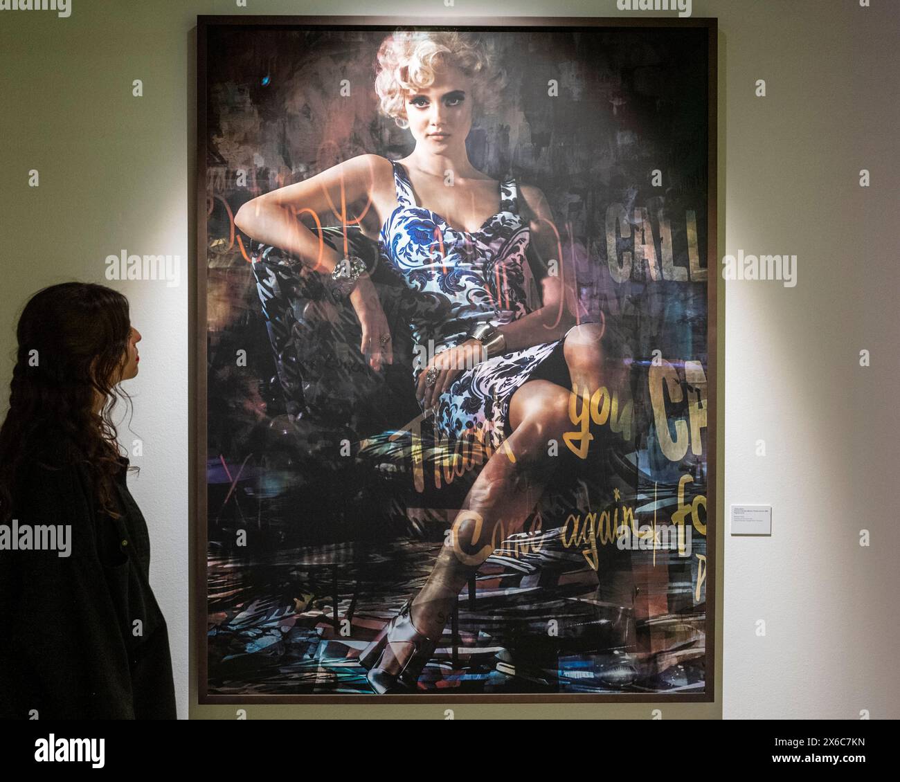 London, Großbritannien. 14. Mai 2024. Ein Mitarbeiter sieht „Portrait of Ashley (Modern Royals Series)“, 2020, von Valérie Belin, der diesjährigen Master of Photography, bei einer Vorschau auf die neunte Ausgabe von Photo London im Somerset House. Die jährlich stattfindende Fotomesse feiert die Fotografie vom Vintage bis zur Moderne zusammen mit einer Auswahl der weltweit führenden Fotohändler und Galerien. Vom 15. Bis 19. Mai findet ein öffentliches Programm mit Vorträgen, Touren und mehr statt. Quelle: Stephen Chung / Alamy Live News Stockfoto