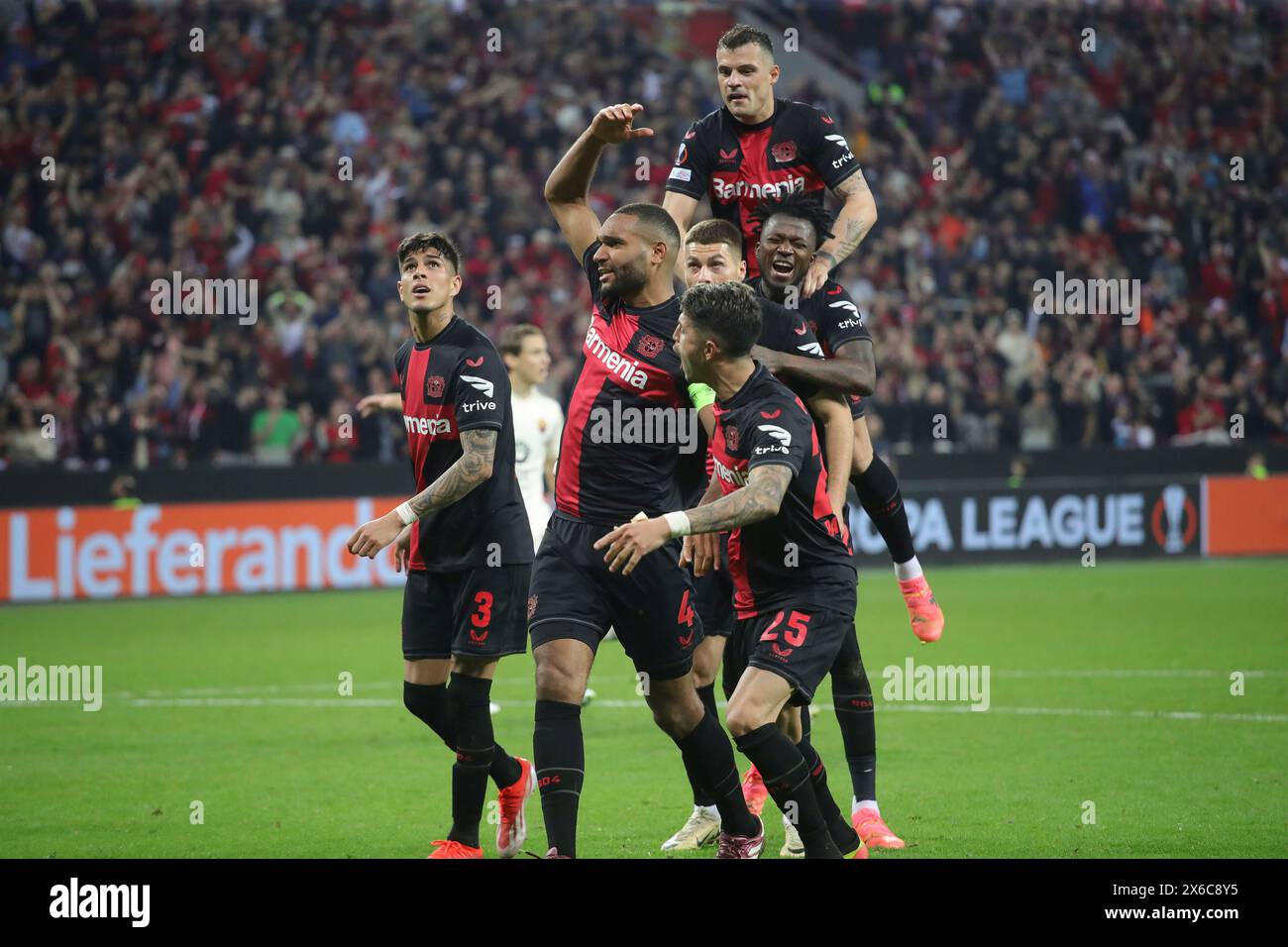 Leverkusen, Deutschland. Mai 2024. firo: 09.05.2024 Fußball, Fußball, Männer UEFA Euro League Europa League Euro League Halbfinale Rückspiel Bayer Leverkusen - AS Roma 2:2 Jubelspiel von links nach rechts: Nach dem Tor 1:2 von links nach rechts: Piero Hincapie, Jonathan Tah. Auf Granit Xhaka Schick und Co. Quelle: dpa/Alamy Live News Stockfoto