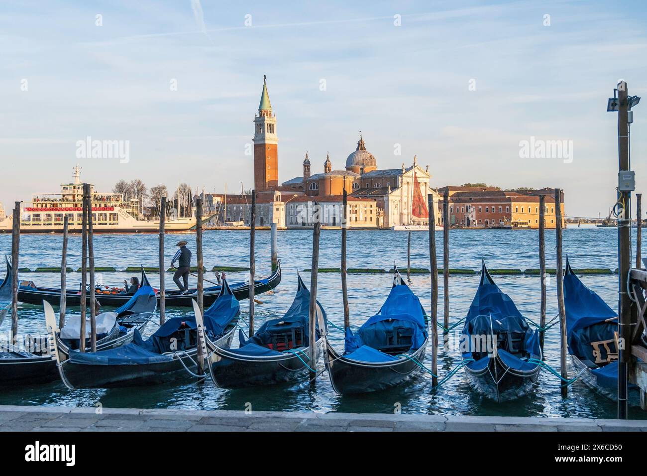 Festfahrende Gondeln am Markusplatz mit der Kirche San Giorgio Maggiore im Hintergrund. Venedig, Italien Stockfoto