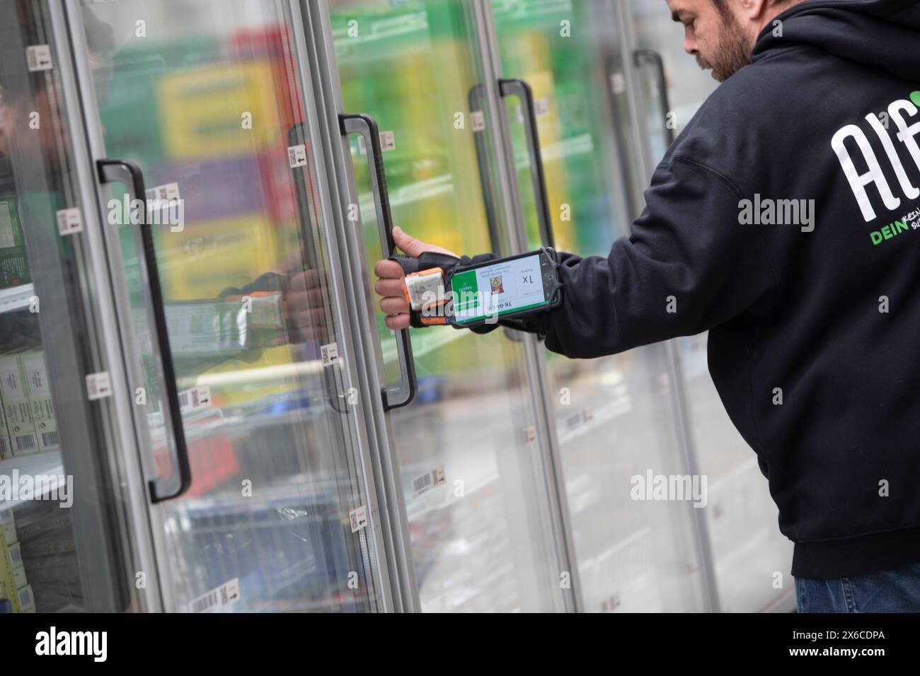 ÖSTERREICH; WIEN; 20240514; Ein Lagermitarbeiter des Online-Lebensmittelhändlers Alfies nutzt sein Tablet, um die Waren im Logistikzentrum in Wien am 14. Mai 2024 zu sortieren. Der Lieferservice verspricht die Lieferung in Wien innerhalb von 60 Minuten. /// ÖSTERREICH; WIEN; 20240514; ein Lagermitarbeiter des Online Lebensmittel Händler Alfies verwendet im Logistikzentrum in Wien am 14. Mai 2024 bei einsortieren der Waren sein Tablette . Der Lieferservice verspricht die Lieferung in Wien innerhalb von 60 Minuten. - 20240514 PD3037 Stockfoto