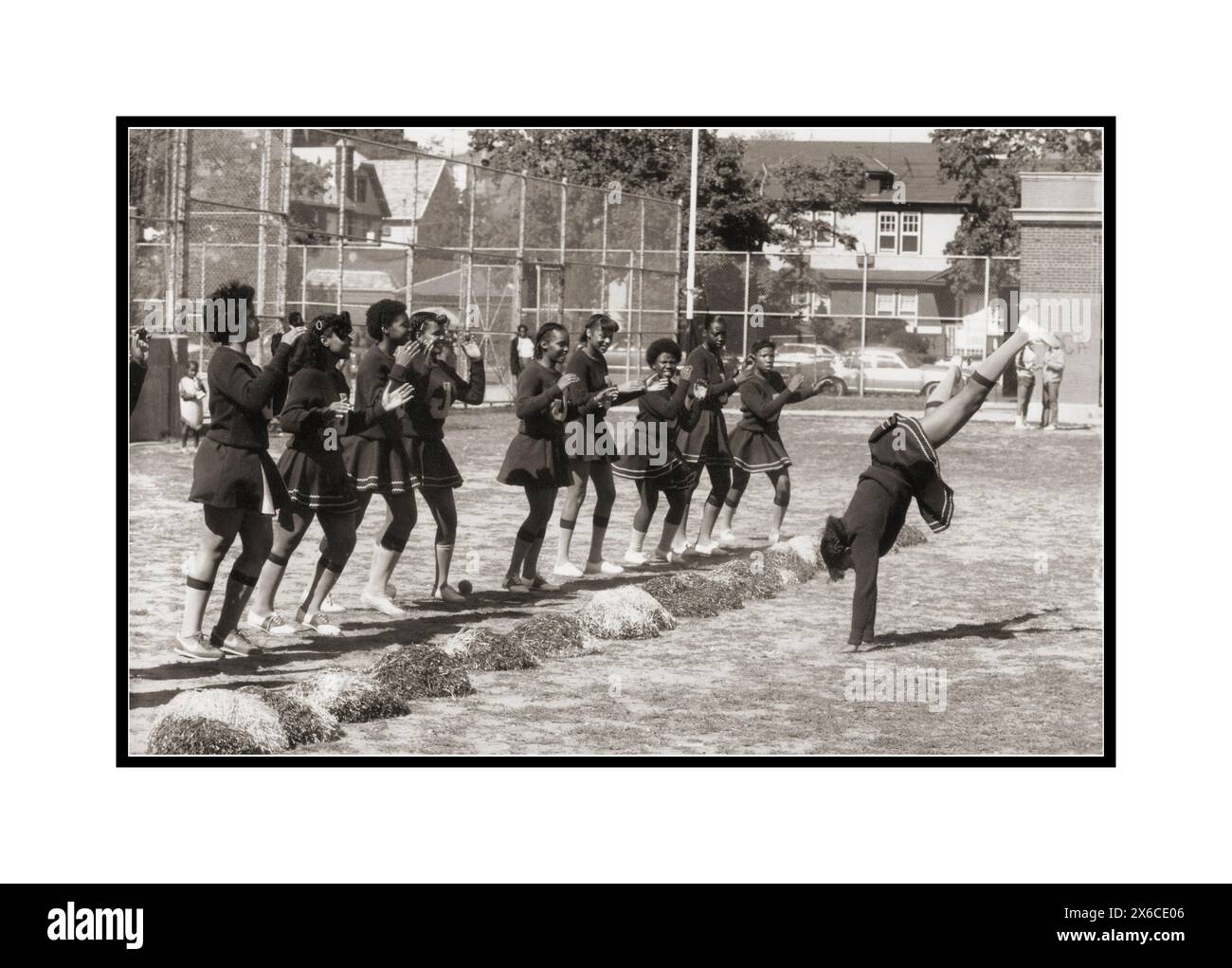 Cheerleader von der John Jay High School führen ihre Routine bei einem PSAL-Fußballspiel 1982 aus. Im Midwood Field in Brooklyn, New York. Stockfoto