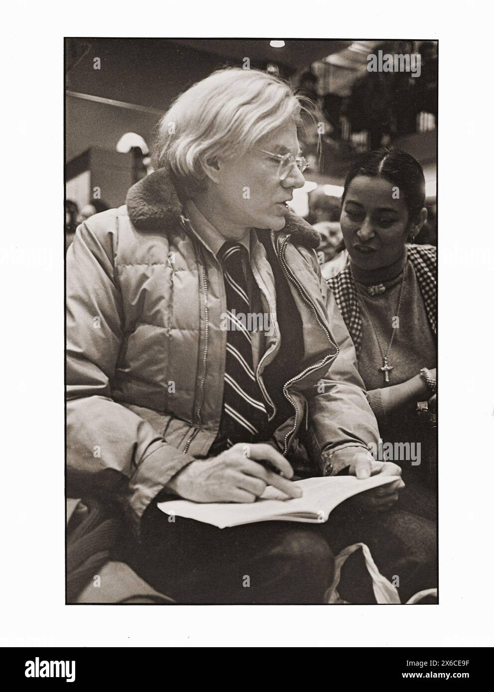 Andy Warhol saß auf einer Kunstauktion in einer tony Upper East Side Kunstgalerie, wahrscheinlich Sotheby's. Stockfoto