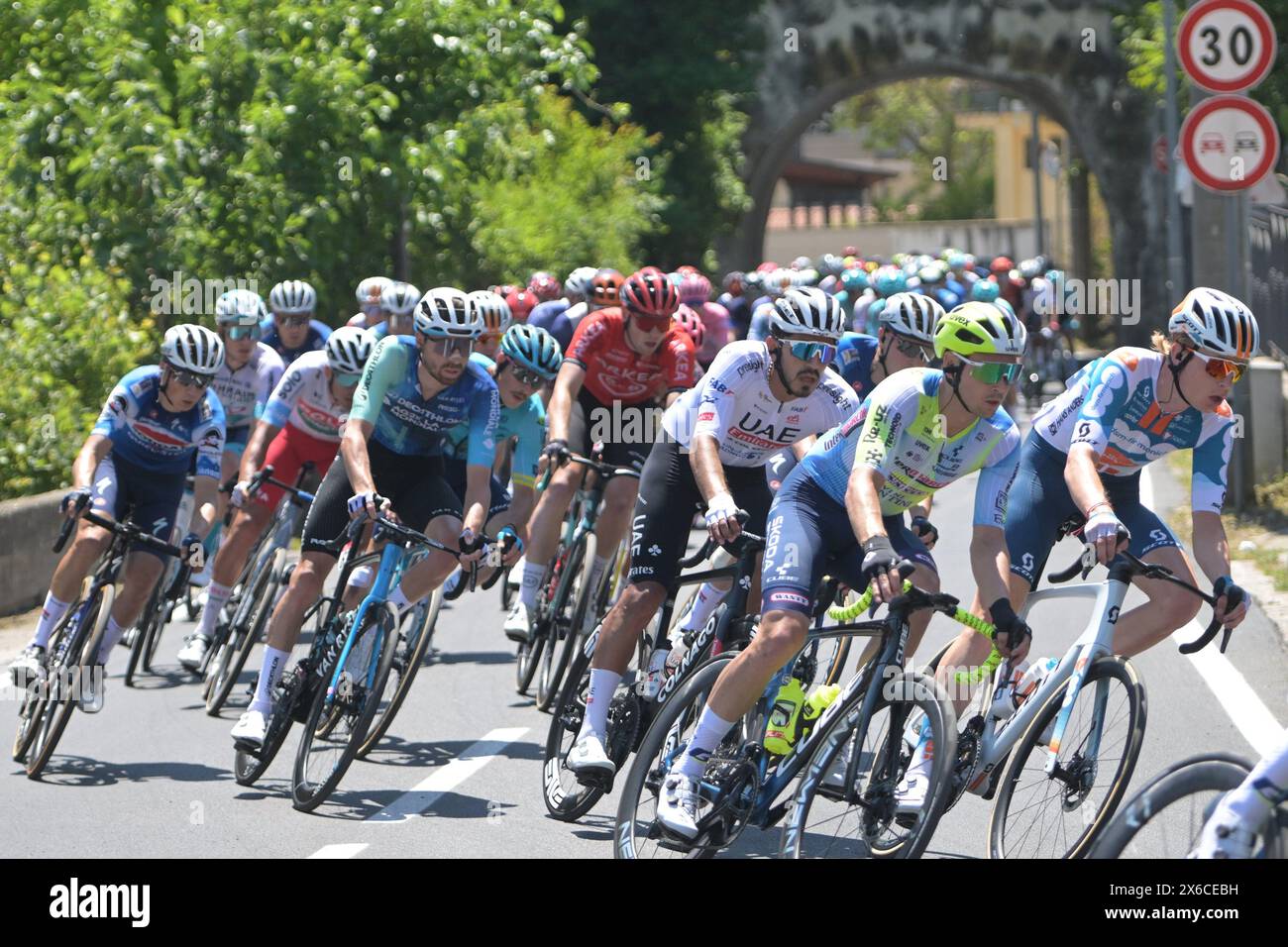 Palma Campania in der Provinz Neapel, Italien. 14. Mai 2024 Radstrecke des Giro D’Italia in Palma Kampanien in der Provinz Neapel. Die Radfahrer, die von Pompeji aus starteten, waren während der Passage mit der Ankunft in Cusano Mutri aktiv. Quelle: Agostino Gemito/Alamy Live News Stockfoto