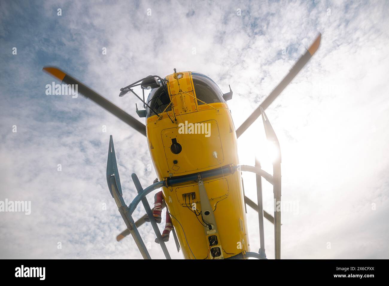 Fliegender Hubschrauber des medizinischen Notdienstes. Themen Rettung, Hilfe und Hoffnung. Stockfoto