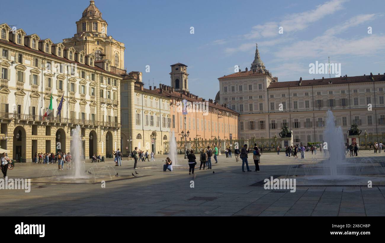 Piazza Castello in Turin, Italien, mit dem Königspalast, der Kirche San Lorenzo und der Kuppel der Kathedrale San Giovanni Stockfoto