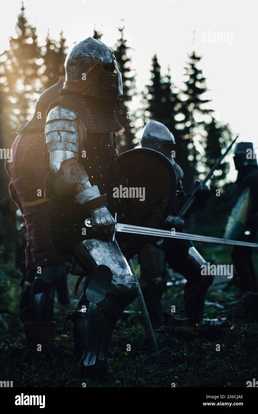 Epic Battlefield: Gepanzerte mittelalterliche Ritter kämpfen mit Schwertern. Armeekriegsführung Des Dunkelzeitalters. Action Schlacht von bewaffneten Kriegersoldaten, tötet Feinde. Filmische Historische Reenactment. Stockfoto