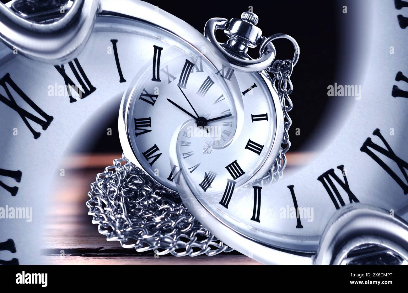 Unendlichkeit und andere zeitbezogene Konzepte. Taschenuhr mit römischen Ziffern in spiralförmigem, fraktalem Muster Stockfoto