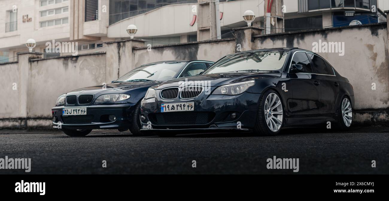 BMW e60 und e46 in Dunkelblau Stockfoto