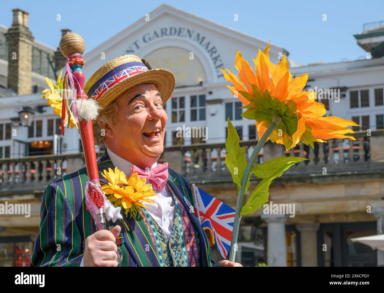 Professor Crumpy (auf Stelzen) beim Covent Garden May Fayre and Puppet Festival. 12. Mai 2024. Stockfoto