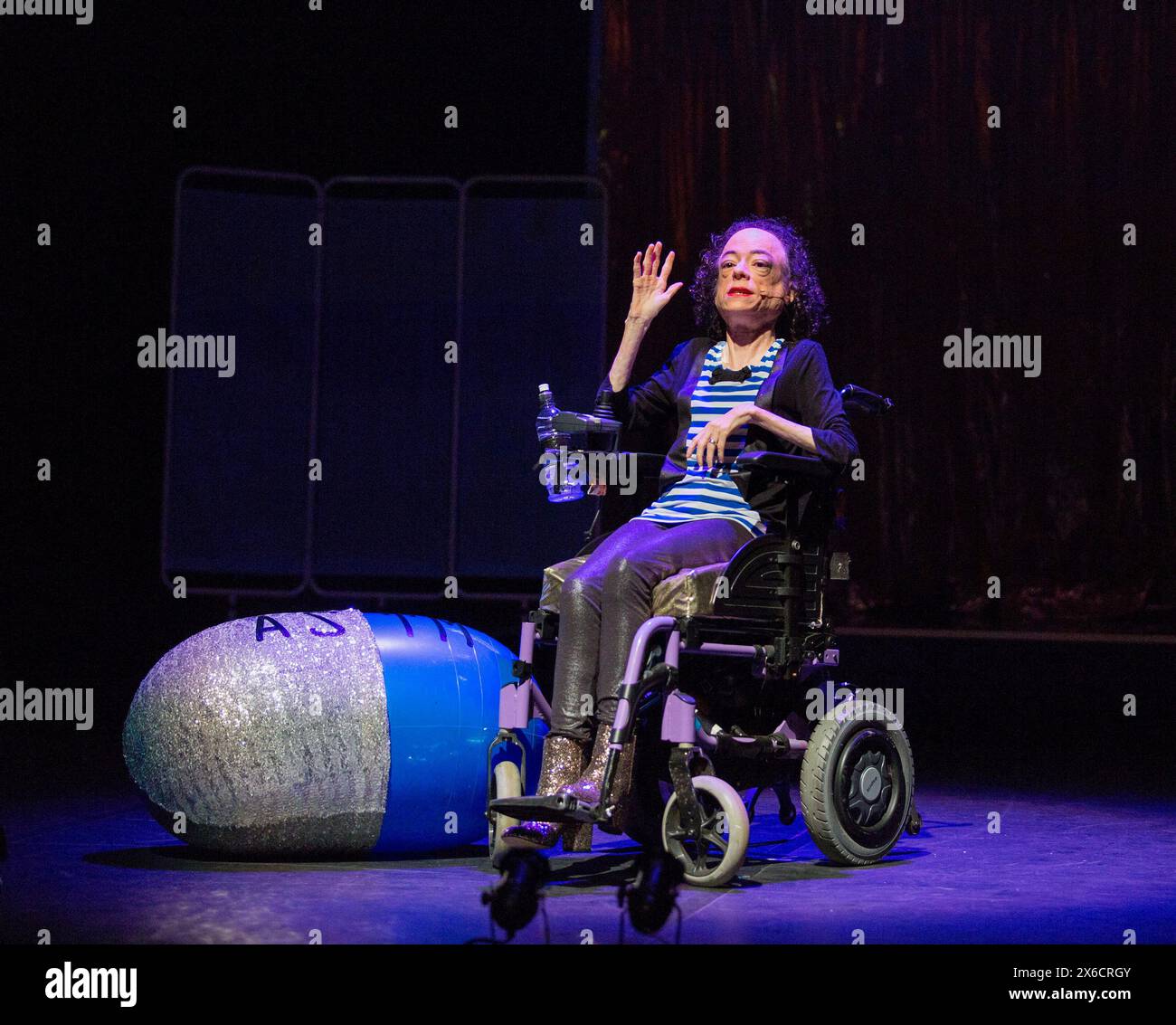 Liz Carr in ASSISTED SUICIDE the Musical erstellt und geschrieben von Liz Carr und der Company in der Royal Festival Hall (RFH), Southbank Centre, London SE1 18/01/2017 an in Company Collective / We are Unlimited Production Komponist: Ian Hill Design: Bethany Wells Choreografin: Jane Turner Regie: Mark Whitelaw Stockfoto