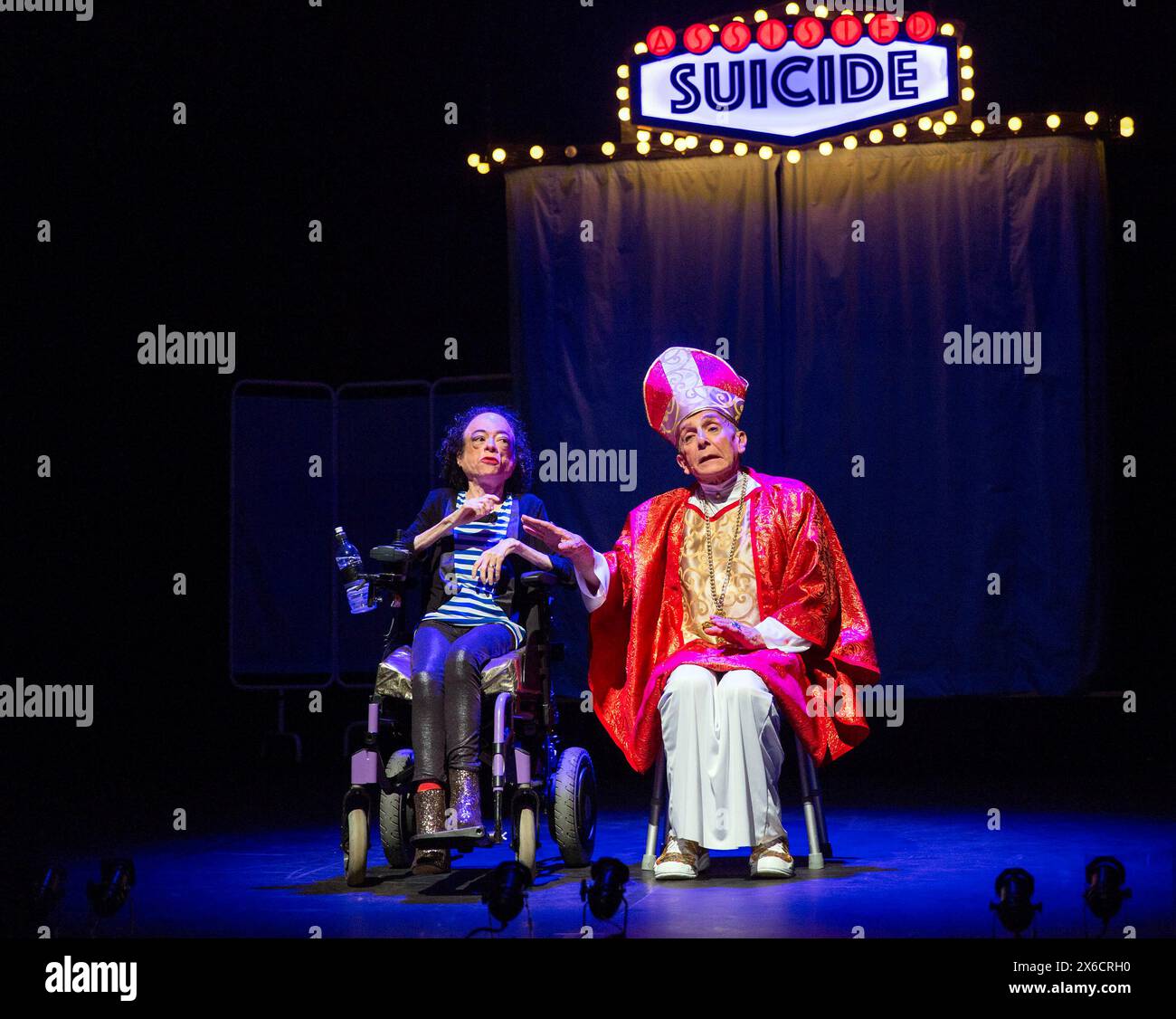Liz Carr und David James in ASSISTED SUICIDE the Musical erstellt und geschrieben von Liz Carr und der Company in der Royal Festival Hall (RFH), Southbank Centre, London SE1 18/01/2017 an in Company Collective / We are Unlimited Produktion Komponist: Ian Hill Design: Bethany Wells Choreografin: Jane Turner Regie: Markieren Sie Whitelaw Stockfoto