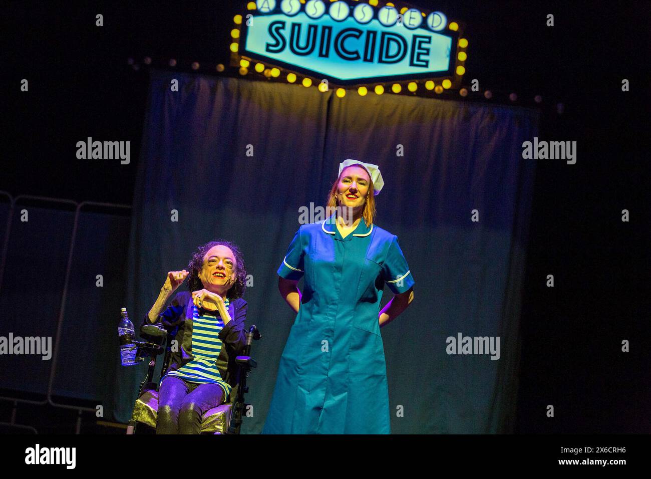 l-r: Liz Carr, Claire Willoughby in ASSISTED SUICIDE das Musical erstellt und geschrieben von Liz Carr und der Company in der Royal Festival Hall (RFH), Southbank Centre, London SE1 18/01/2017 an in Company Collective / We are Unlimited Production Komponist: Ian Hill Design: Bethany Wells Choreografin: Jane Turner Regie : Markieren Sie Whitelaw Stockfoto
