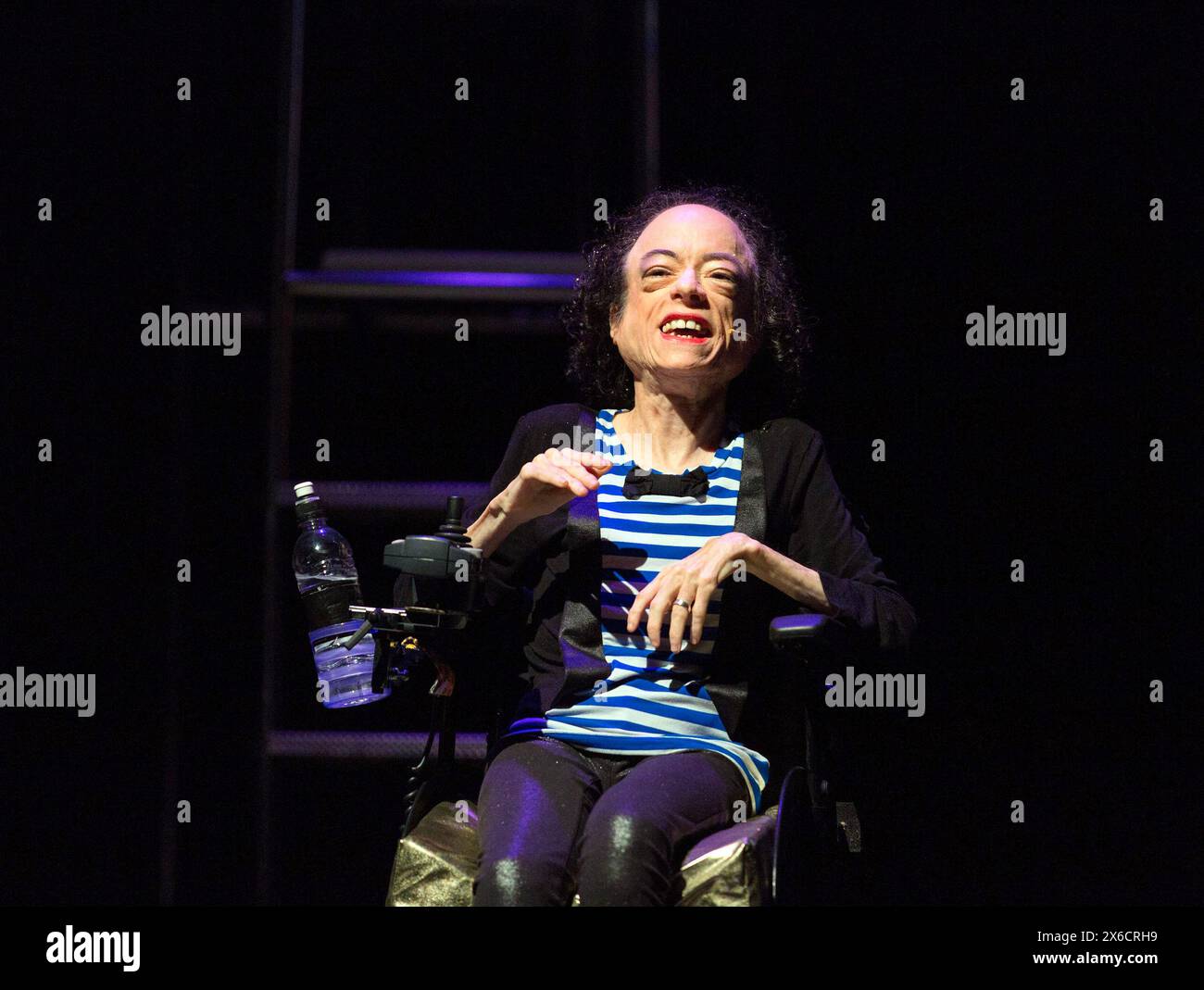 Liz Carr in ASSISTED SUICIDE the Musical erstellt und geschrieben von Liz Carr und der Kompanie in der Royal Festival Hall (RFH), Southbank Centre, London SE1 18/01/2017 an in Company Collective / We are Unlimited Production Komponist: Ian Hill Design: Bethany Wells Choreografin: Jane Turner Regie : Mark Whitelaw Stockfoto