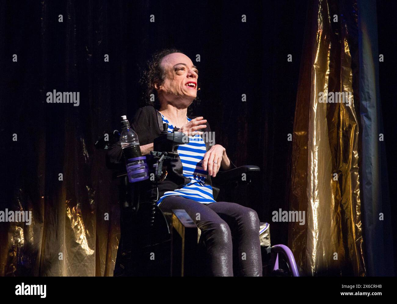 Liz Carr in ASSISTED SUICIDE the Musical erstellt und geschrieben von Liz Carr und der Kompanie in der Royal Festival Hall (RFH), Southbank Centre, London SE1 18/01/2017 an in Company Collective / We are Unlimited Production Komponist: Ian Hill Design: Bethany Wells Choreografin: Jane Turner Regie : Mark Whitelaw Stockfoto